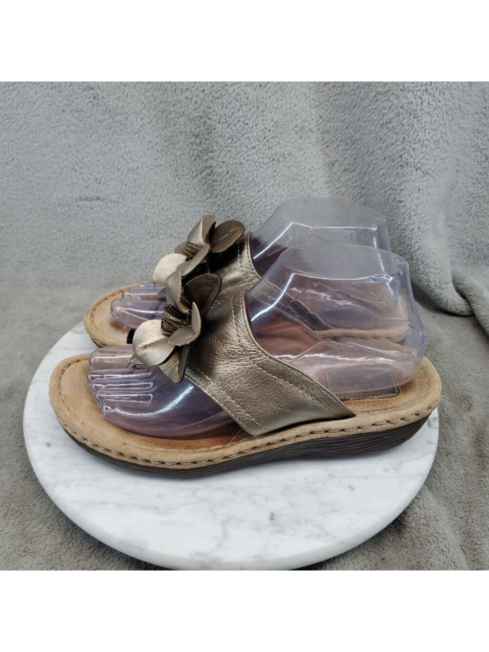Clarks Shoes Womens Size 8 Gold Leather Slip On Wedge Thong Sandals *Read*